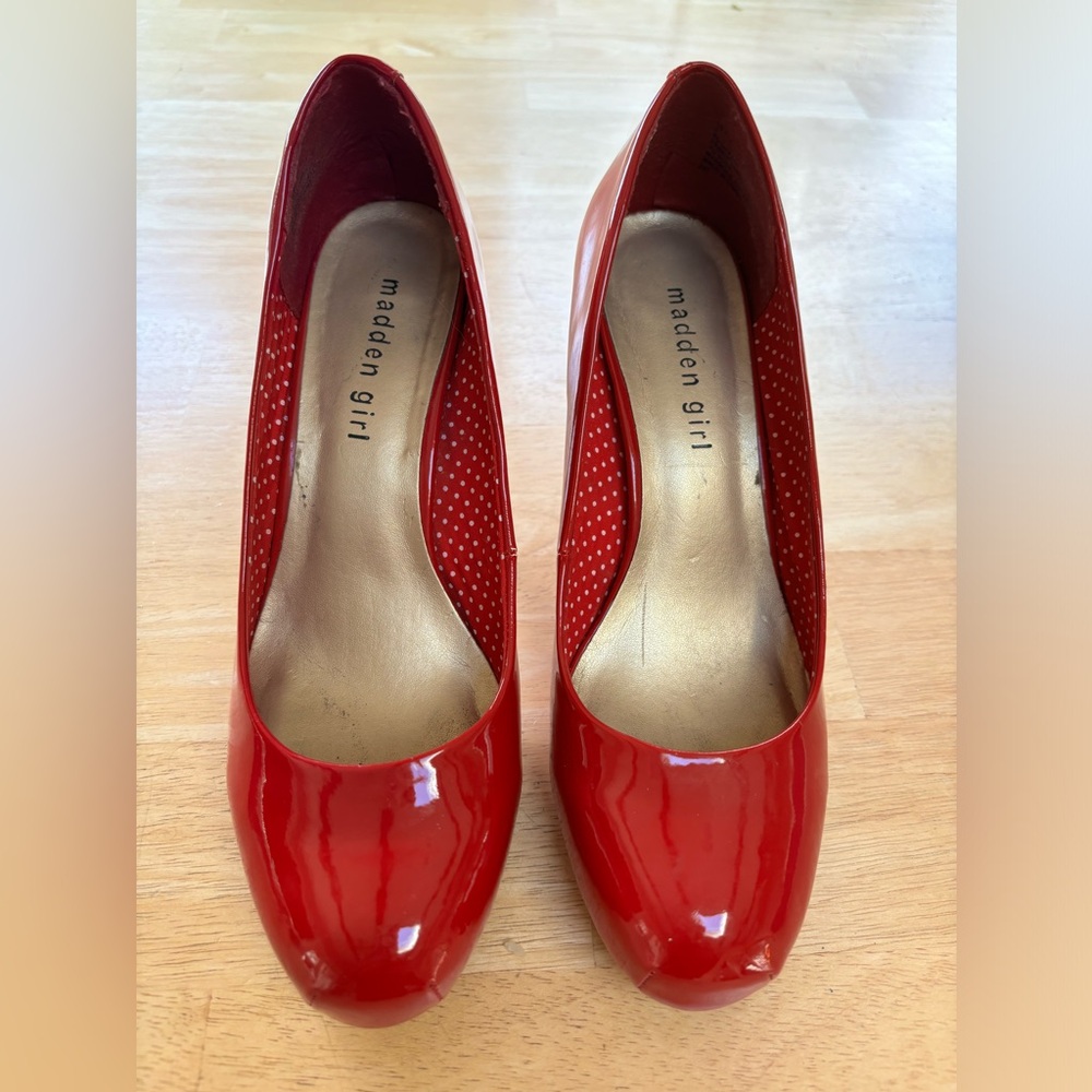 Women’s Getta Red Patent platform pumps; size 8